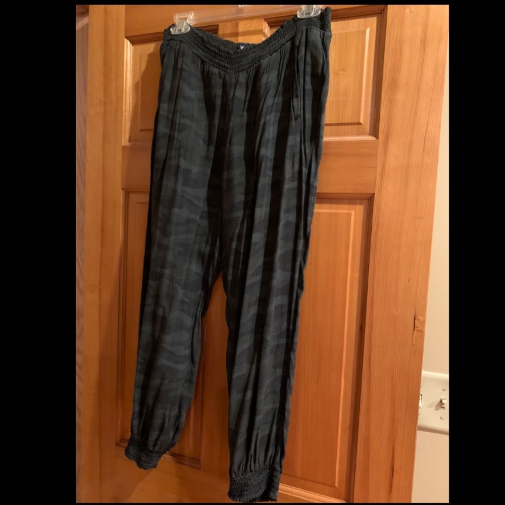 American Eagle camo cropped joggers